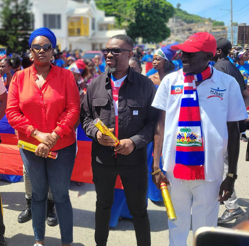 À Cap-Haïtien, la fête du drapeau haïtien a été célébrée avec solennité en présence de plusieurs autorités, dont l’ancienne mairesse Angeline Bell. Les discours ont souligné l’unité nationale et la valeur du drapeau. La population a participé avec fierté
