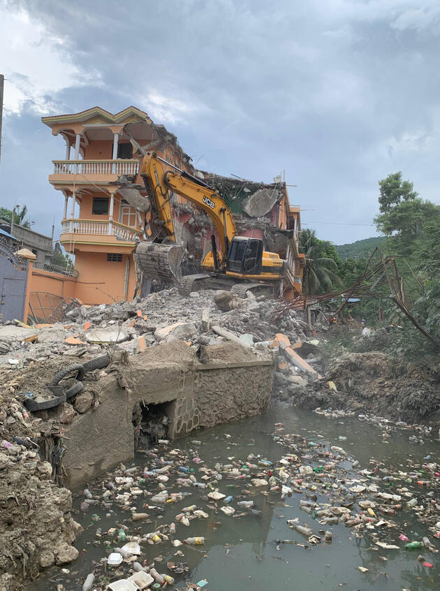 🚨 Cap-Haïtien : les autorités ont lancé une opération de dégagement des canaux obstrués. Plusieurs maisons construites sur ces espaces seront démolies afin de prévenir les risques d’inondation et faciliter l’écoulement des eaux.